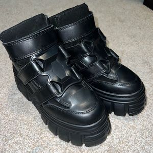 Platform leather boot 5 strap closures at front 2.75 inch heel height,worn once